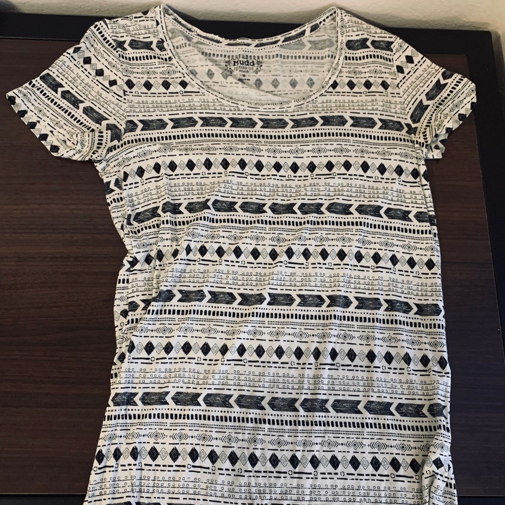 Women’s scoop neck shirt